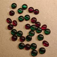 Ovale og runde røde og grønne gamle glas cabochons.